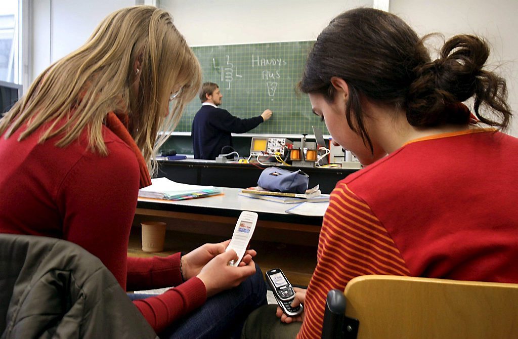 Департамент образования Москвы не поддерживает предложение запретить школьникам использовать гаджеты