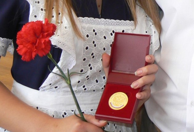 Выдача школьных медалей по новым правилам не затронет интересы школьников Москвы