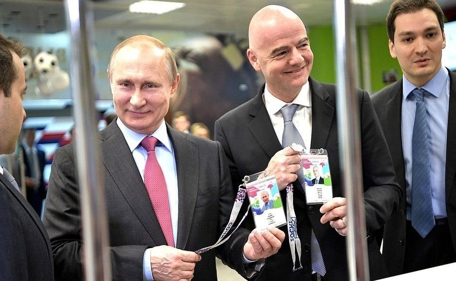 Паспорт болельщика вручен  Владимиру Путину на торжественной церемонии в Сочи