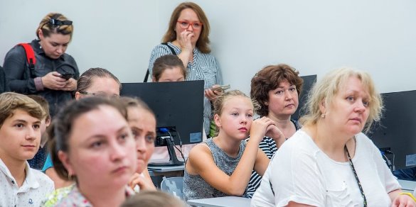 Для общения с директорами московских школ пригласил родителей Исаак Калина
