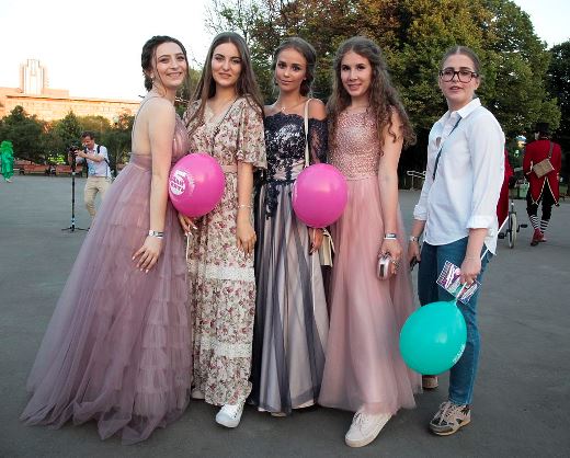 В столичном Парке Горького тысячам школьников устроили уникальный выпускной