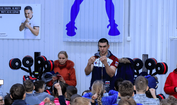 Благотворительная Рождественская елка от Федерации бокса России дарит детям радость