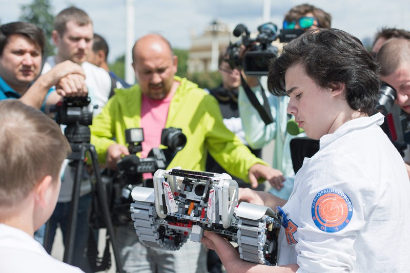 Исаак Калина наградил московского школьника, создавшего уникального робота для сельского хозяйства