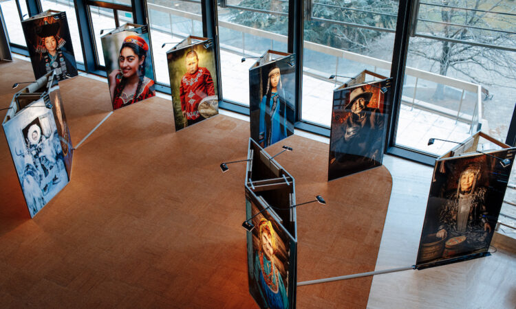В отделении ООН в Женеве открылась фотовыставка Александра Химушина «Мир в лицах»