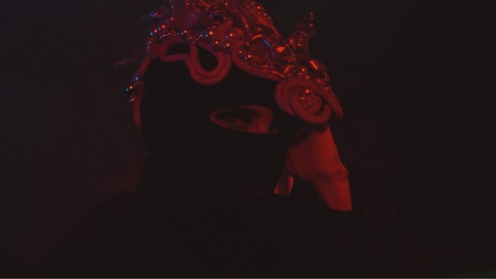 Таинственная HEZE выпустила дебютный клип «В ТЕМНОТЕ»
