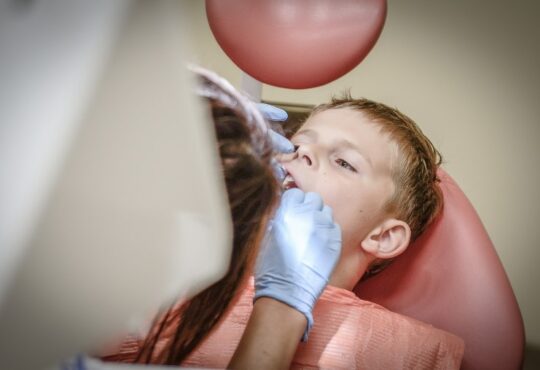 Ребенок боится стоматолога. Что делать?