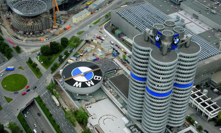 Построена для будущего: 50-летие штаб-квартиры BMW. Зрелищное представление BADNALOOP