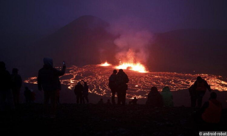 Любопытные туристы отправились на место извержения вулкана недалеко от столицы Исландии