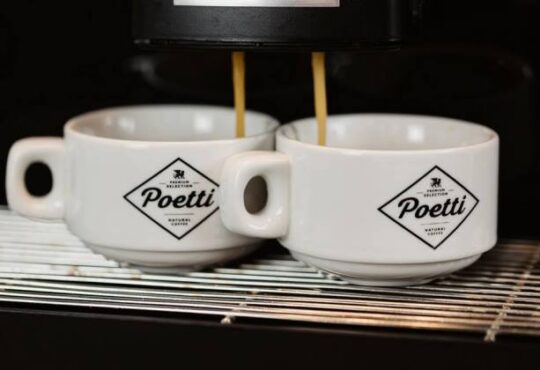 На полках российских магазинах появились килограммовые упаковки кофе Poetti